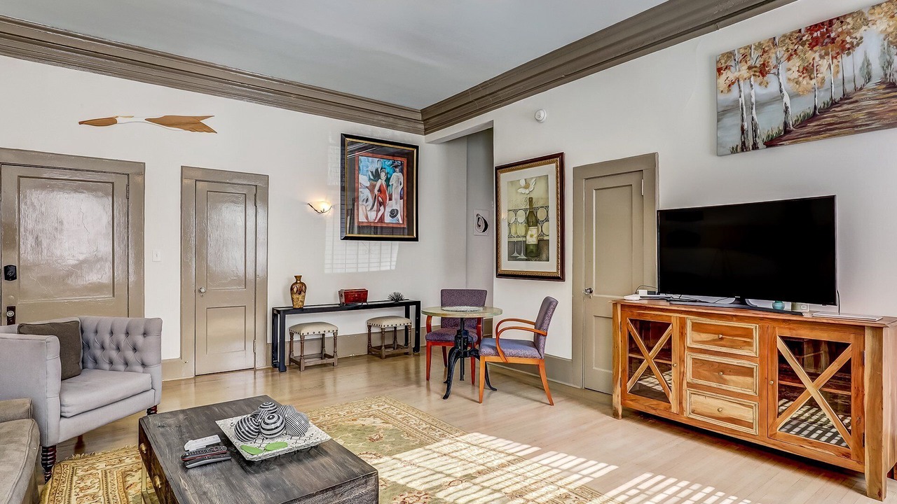 Photo of Livingroom in Thomas Square