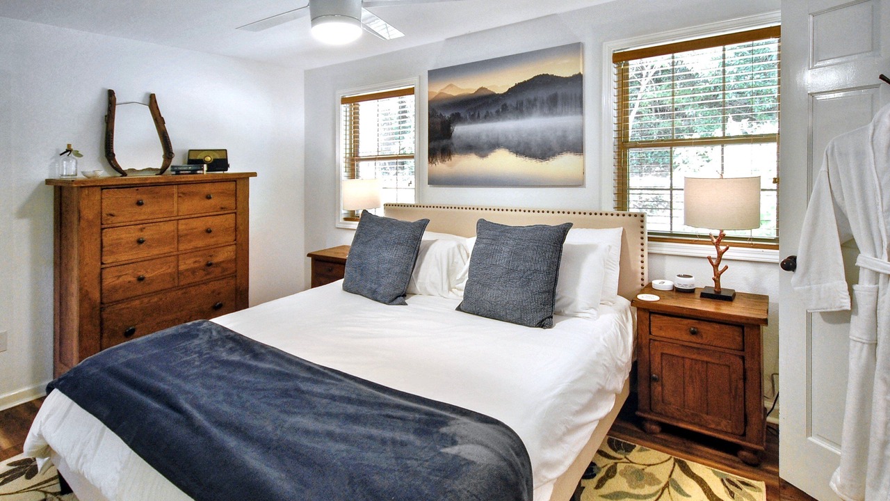 Photo of Bedroom in Lake Sequoyah