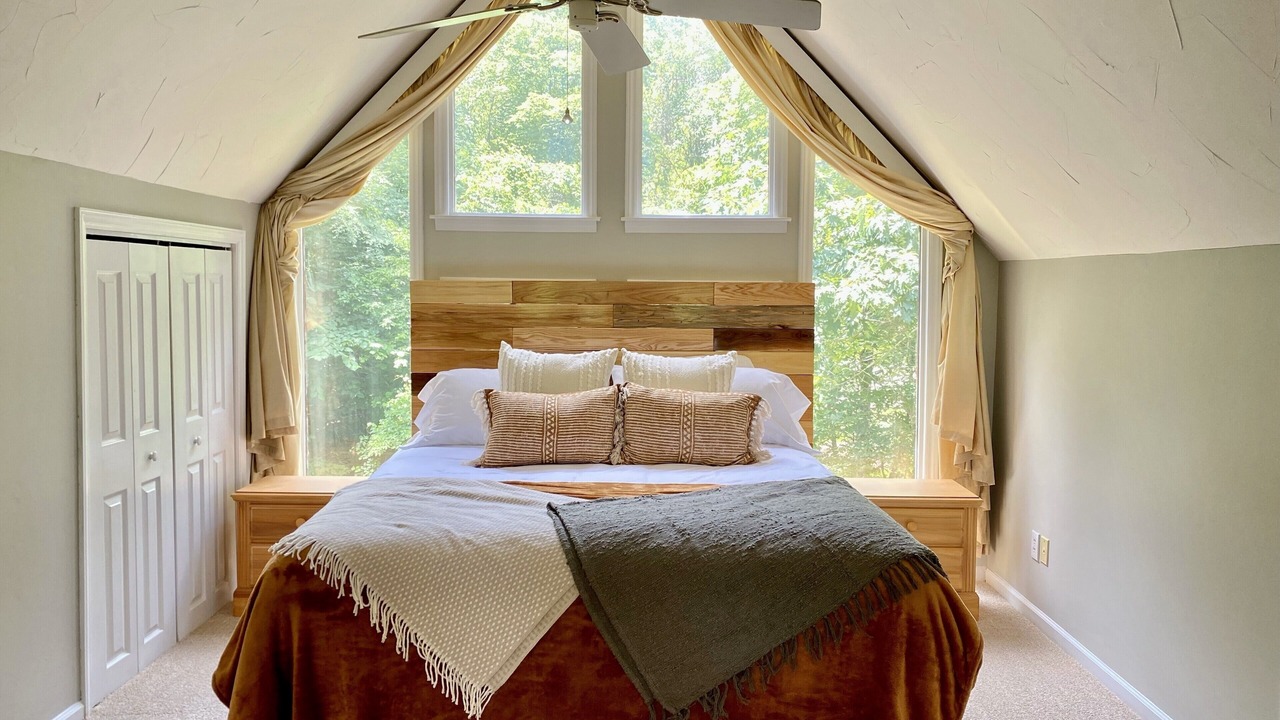 Photo of Bedroom in Leasburg