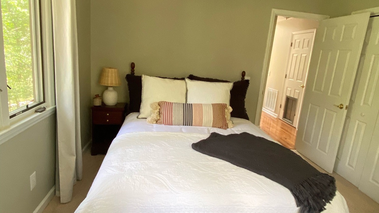 Photo of Bedroom in Leasburg