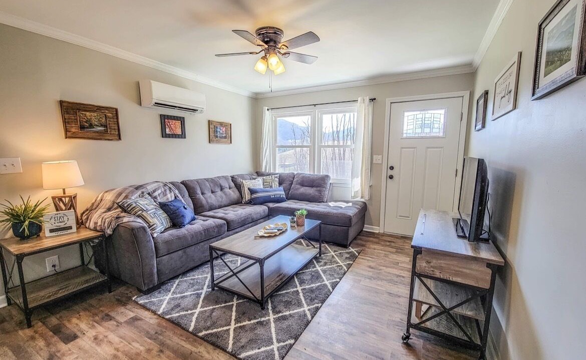Photo of Livingroom in West Jefferson