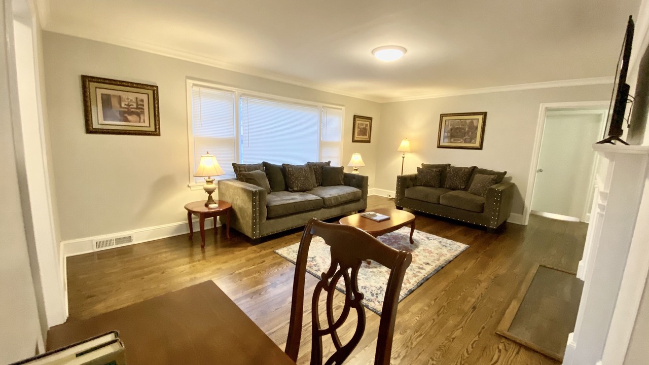 Photo of Livingroom in Beverly Woods