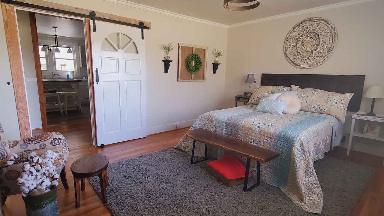 Photo of Bedroom in King
