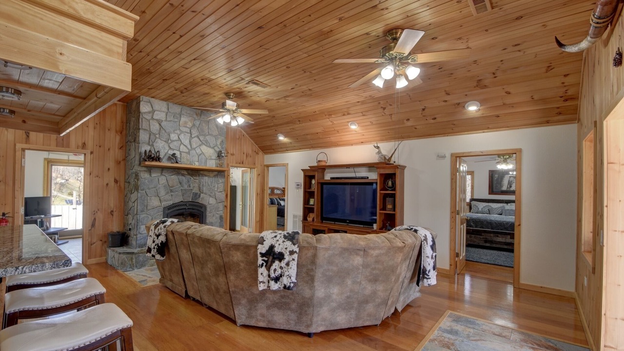 Photo of Bedroom in Hayesville