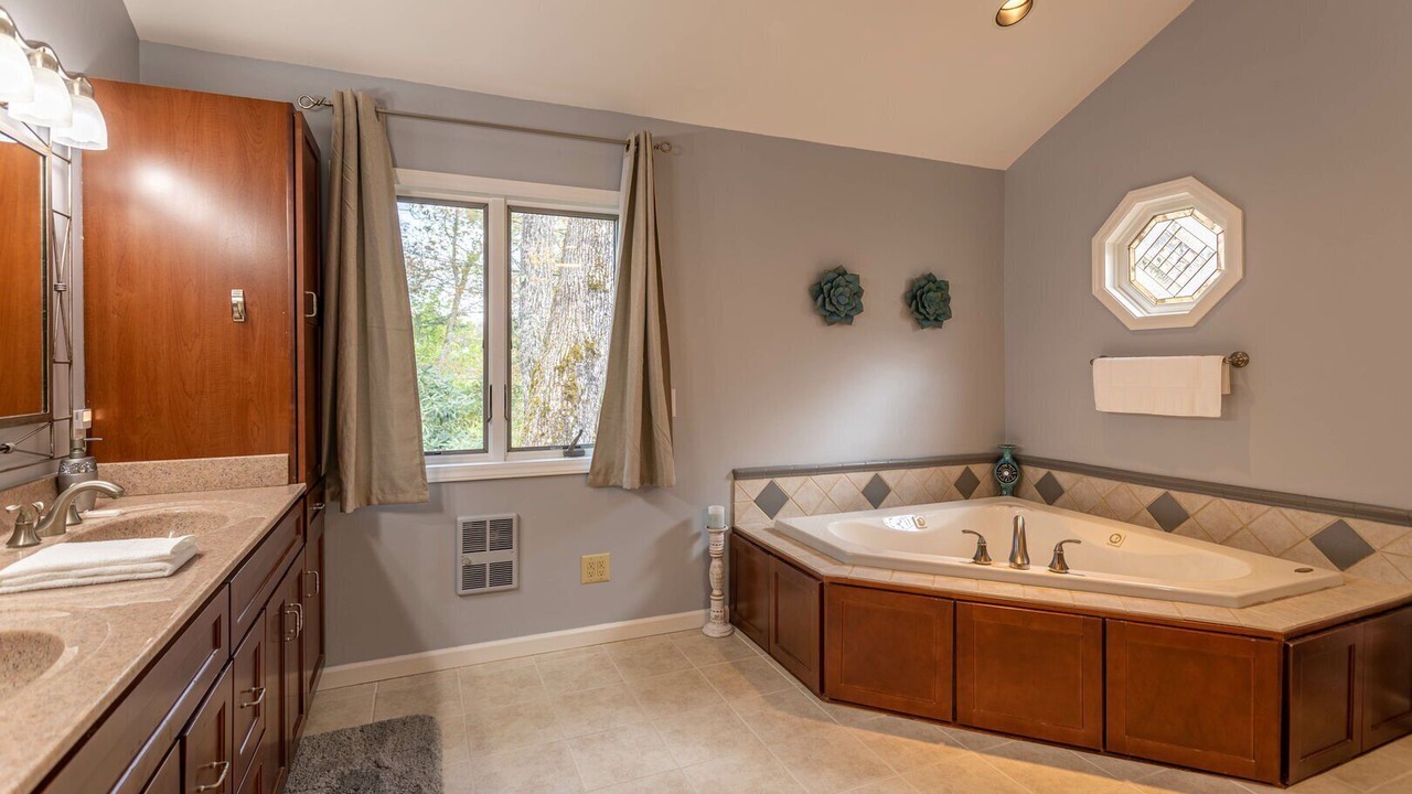 Photo of Bathroom in Newland