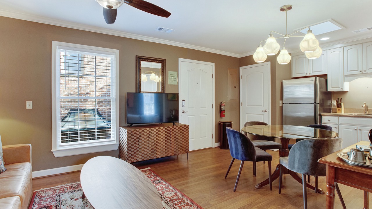 Photo of Livingroom in Historic District - North