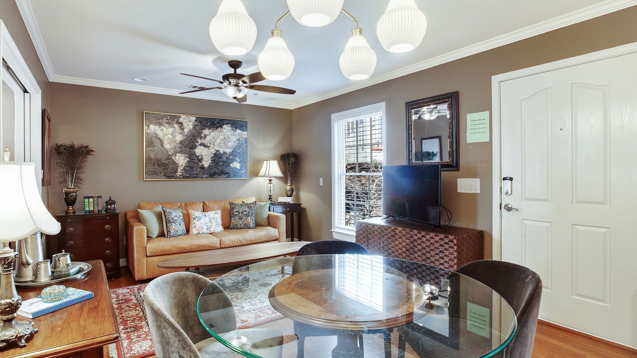 Photo of Livingroom in Historic District - North