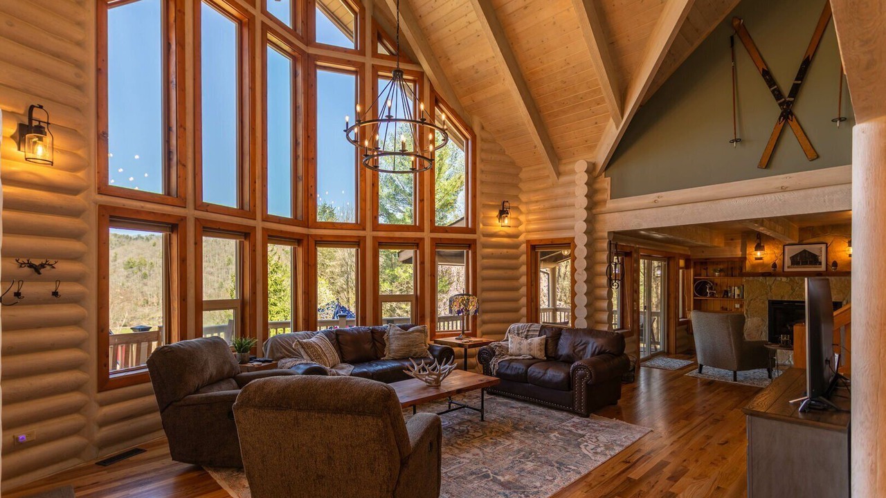 Photo of Livingroom in Sugar Grove