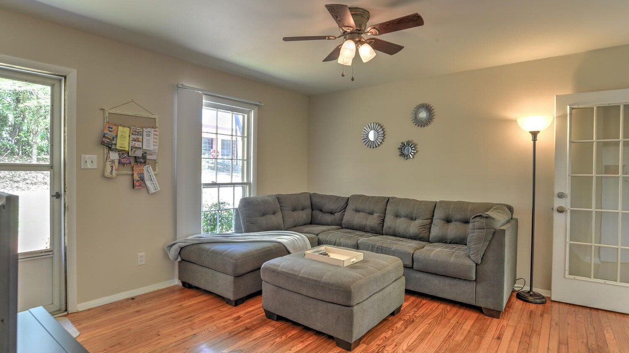Photo of Livingroom in Avery Creek
