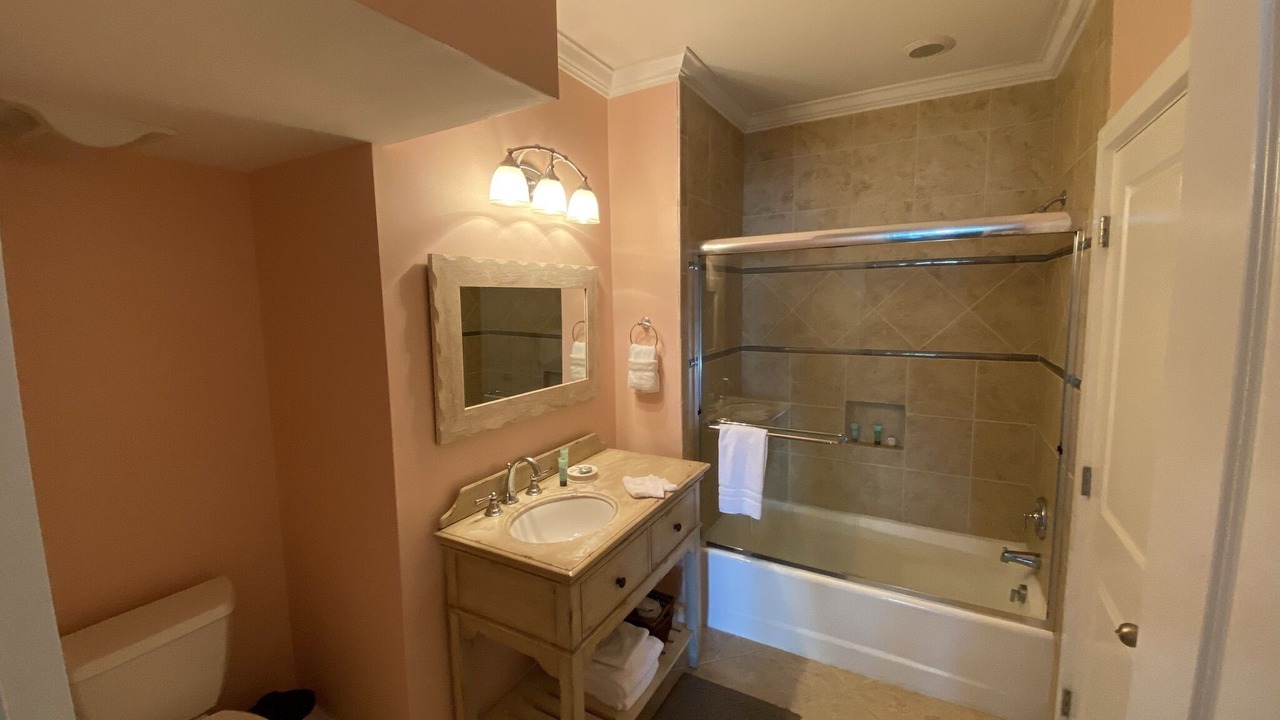 Photo of Bathroom in Vanderhorst Plantation