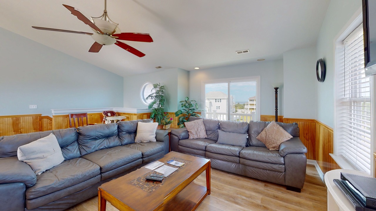 Photo of Livingroom in Wind Over Waves