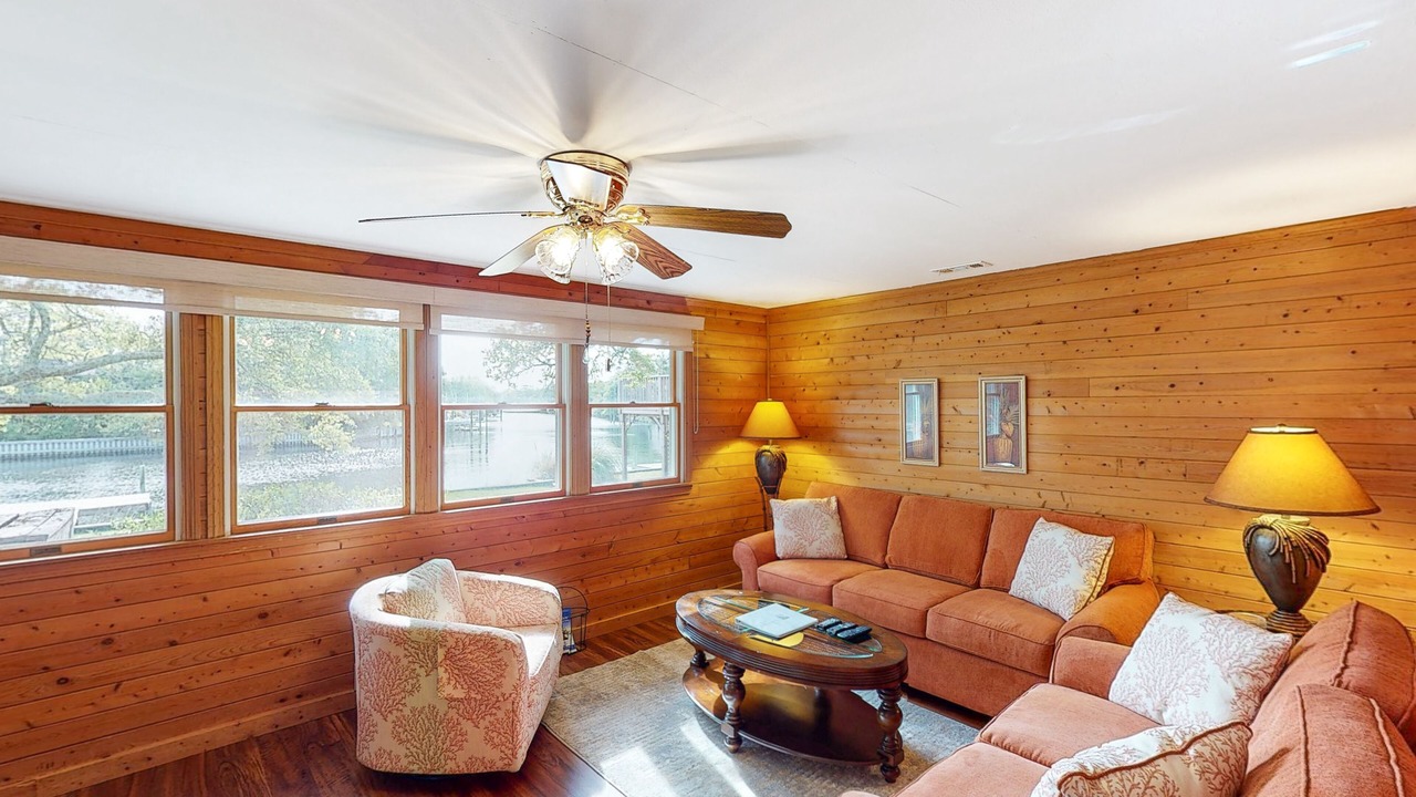 Photo of Livingroom in Brigands' Bay