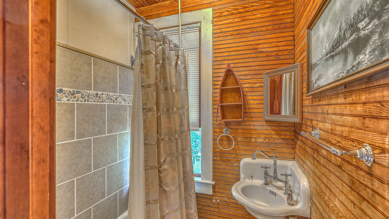 Photo of Bathroom in Lake Junaluska