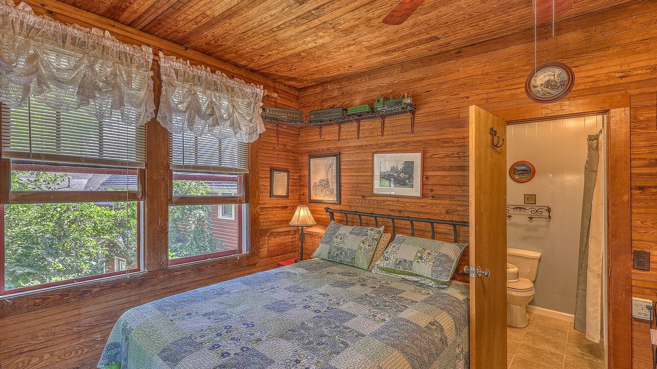 Photo of Bedroom in Lake Junaluska