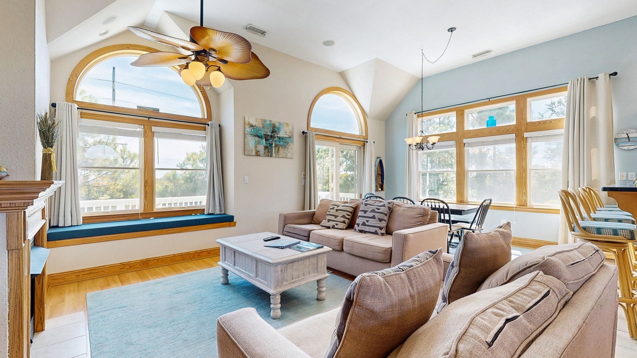 Photo of Livingroom in Wind Over Waves