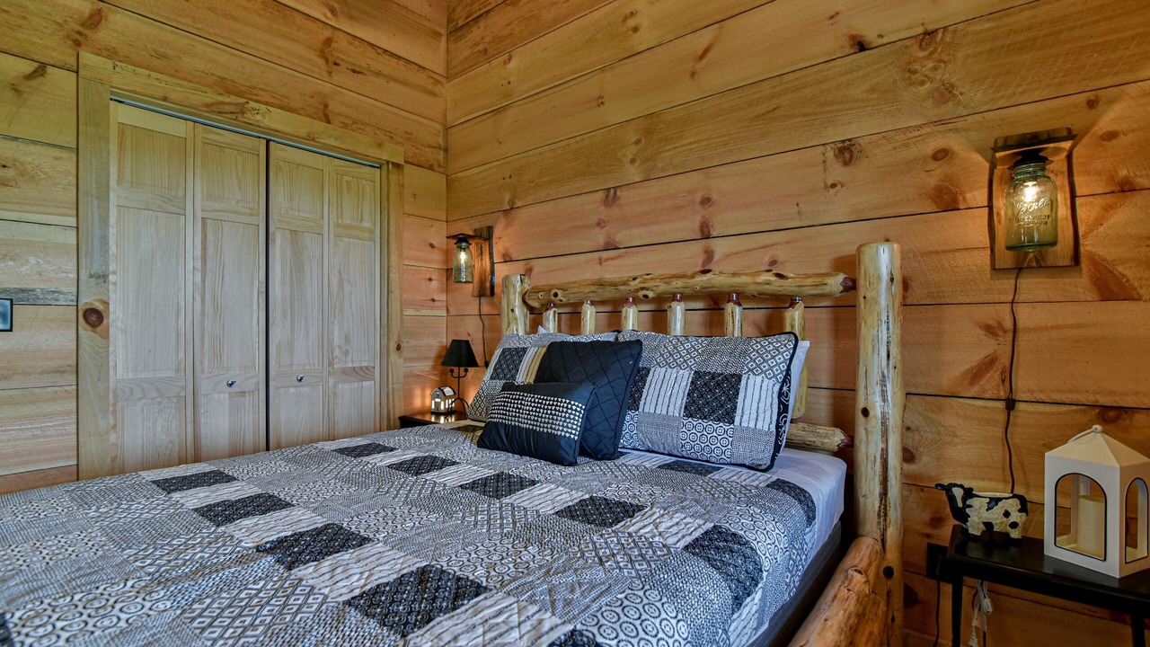 Photo of Bedroom in Hendersonville