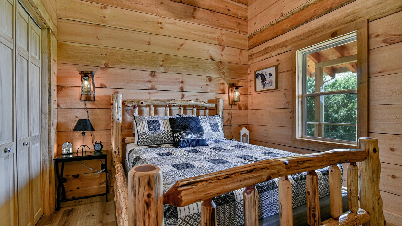 Photo of Bedroom in Hendersonville