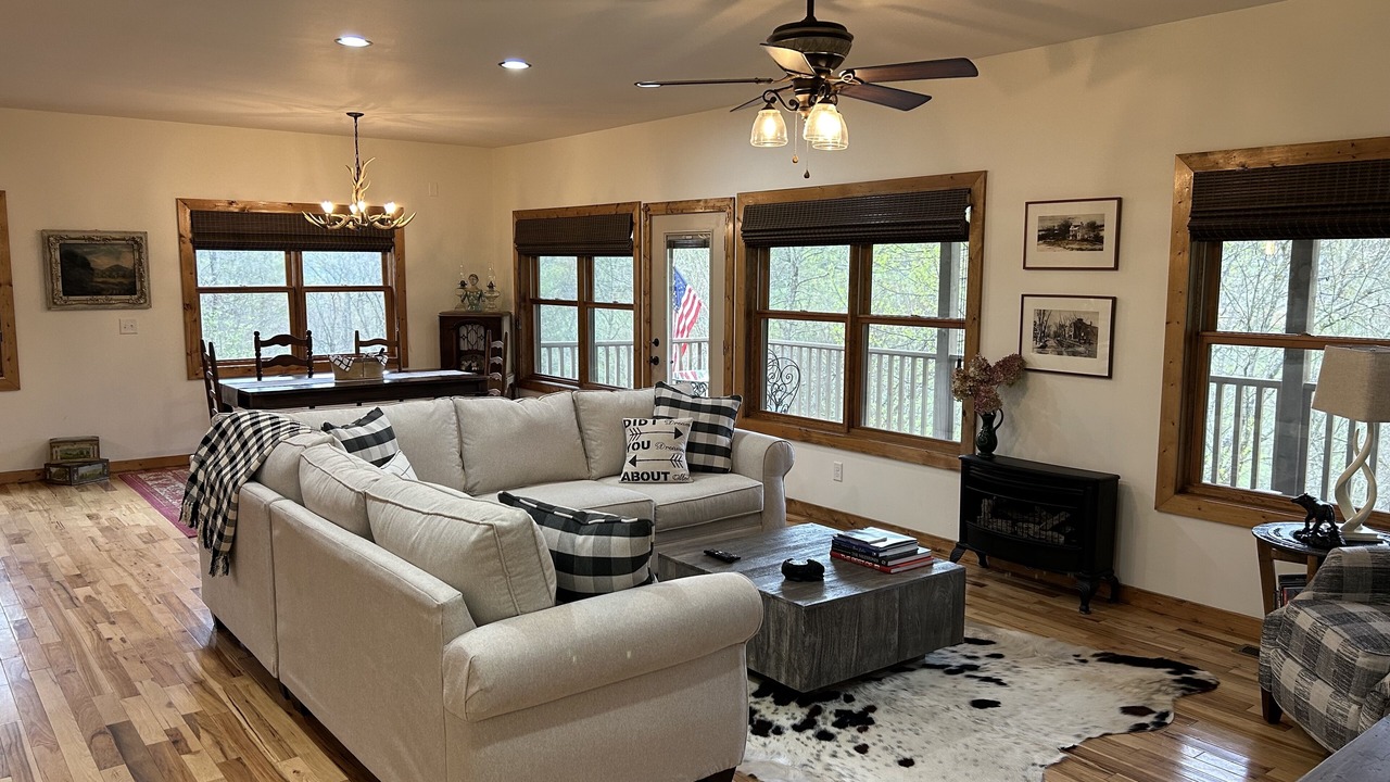 Photo of Livingroom in Mars Hill