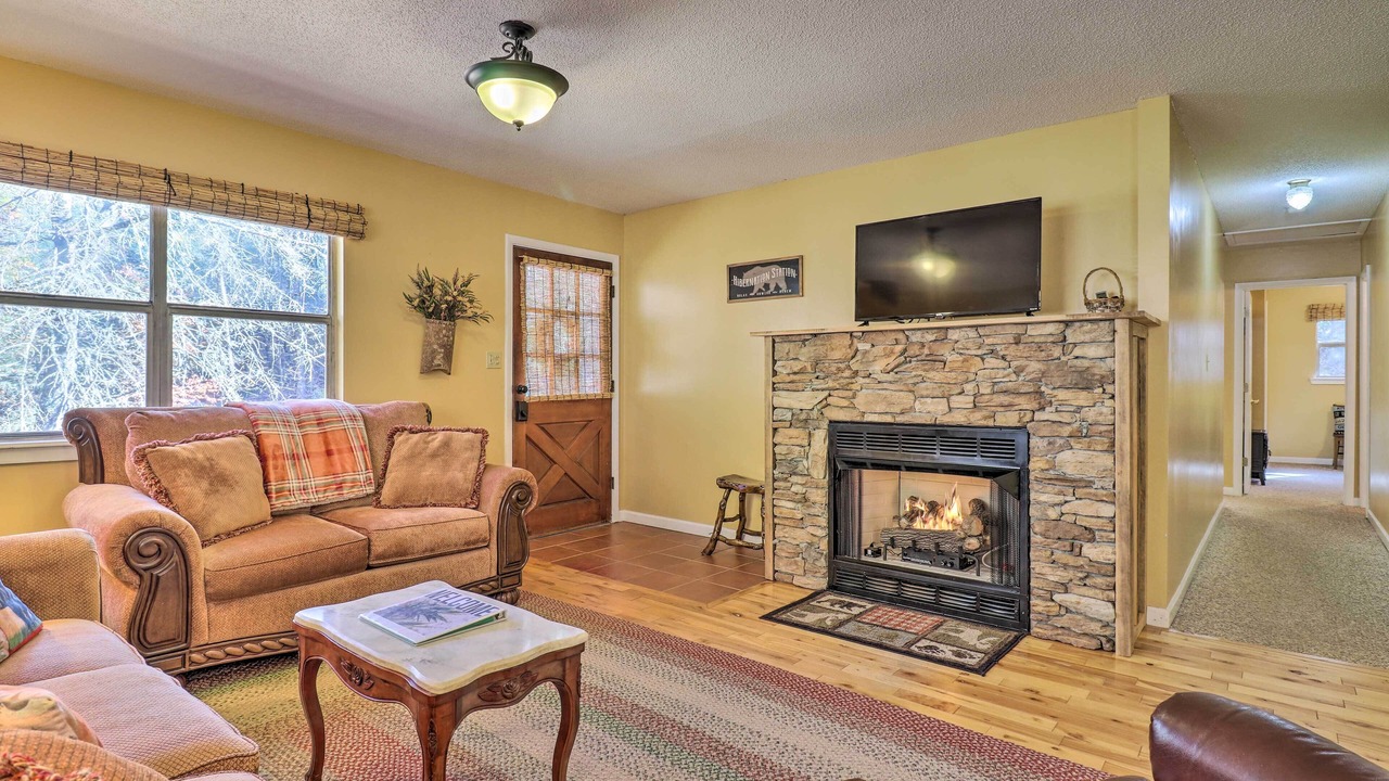 Photo of Livingroom in Mars Hill