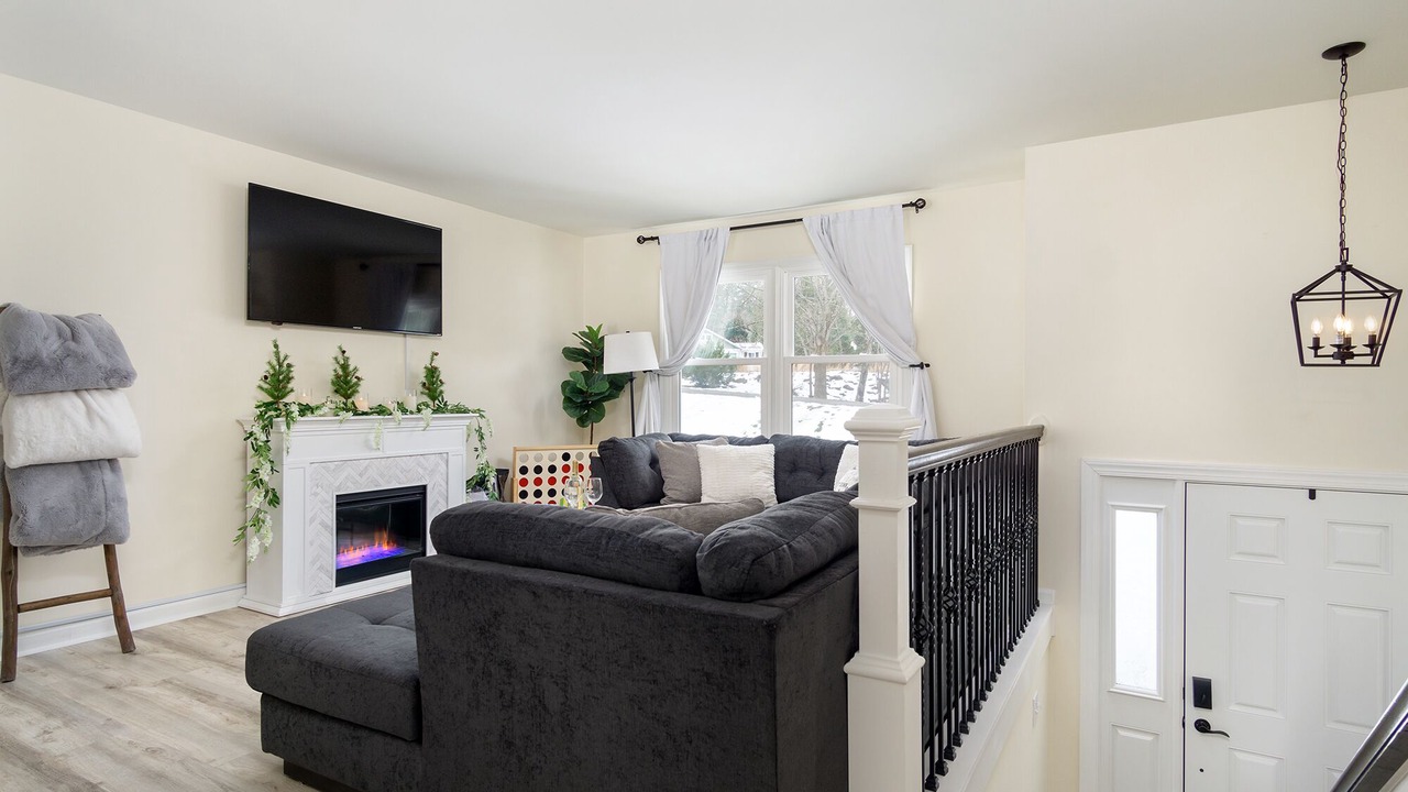 Photo of Livingroom in Avery Creek