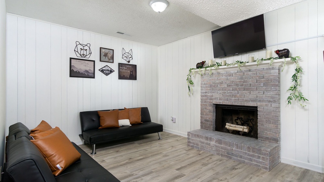 Photo of Livingroom in Avery Creek