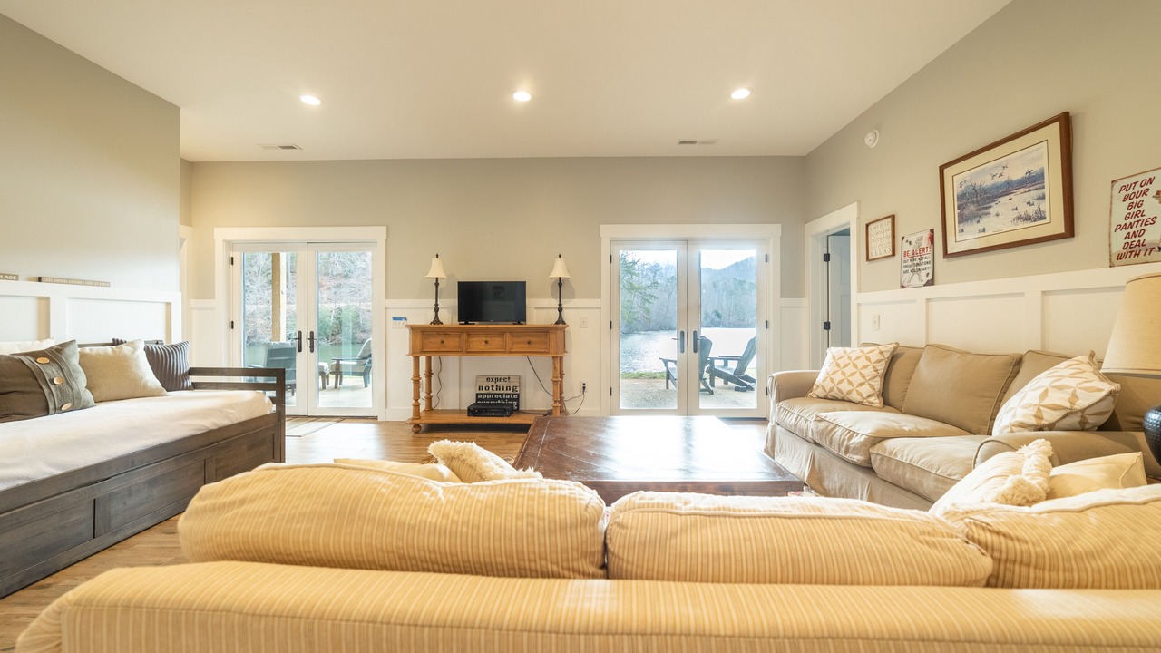 Photo of Livingroom in Robbinsville