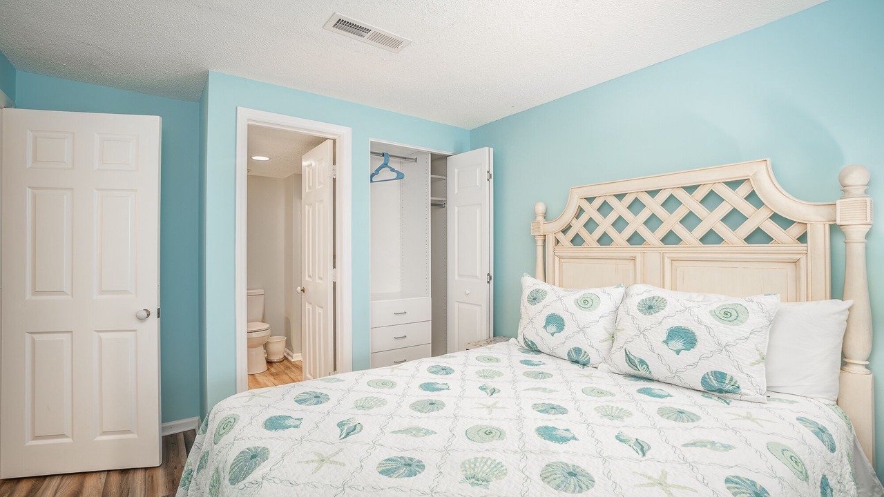 Photo of Bedroom in Pine Knoll Shores