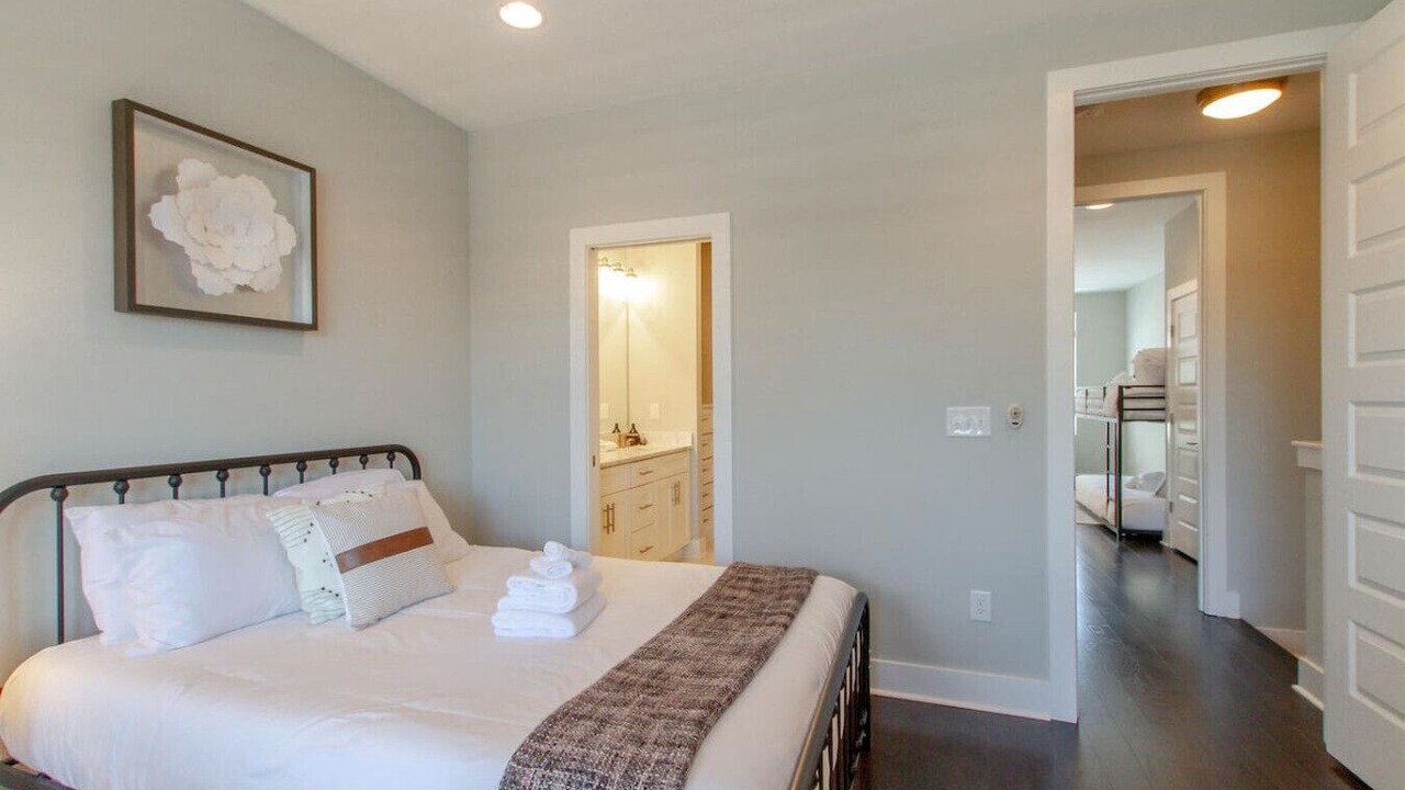 Photo of Bedroom in Hadley - Washington