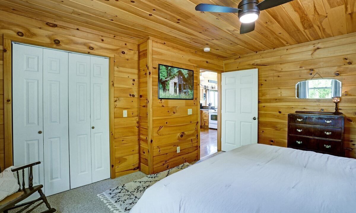 Photo of Bedroom in Hayesville