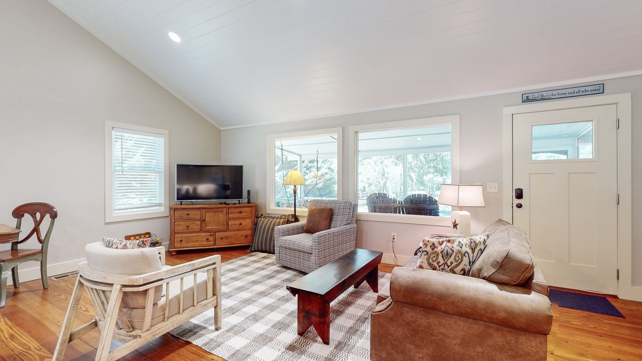 Photo of Livingroom in Flat Rock