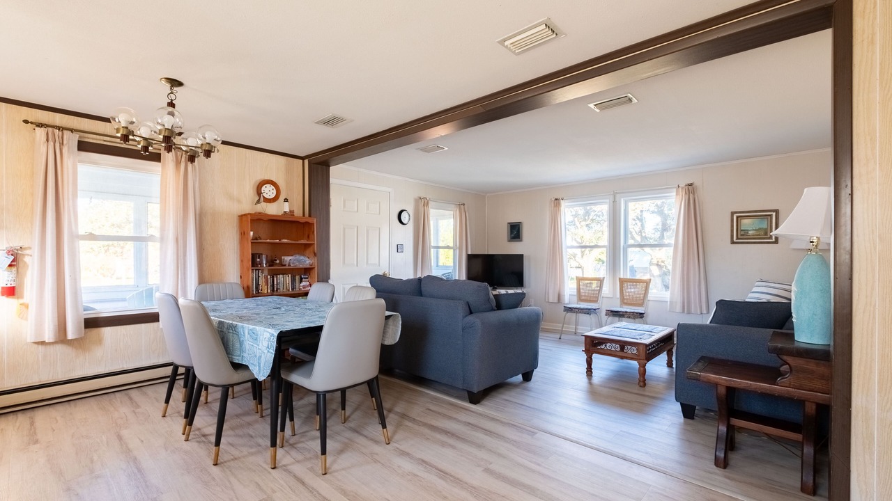 Photo of Livingroom in Brigands' Bay