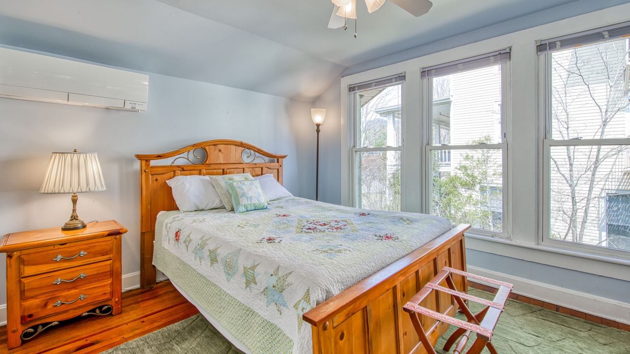 Photo of Bedroom in Lake Junaluska