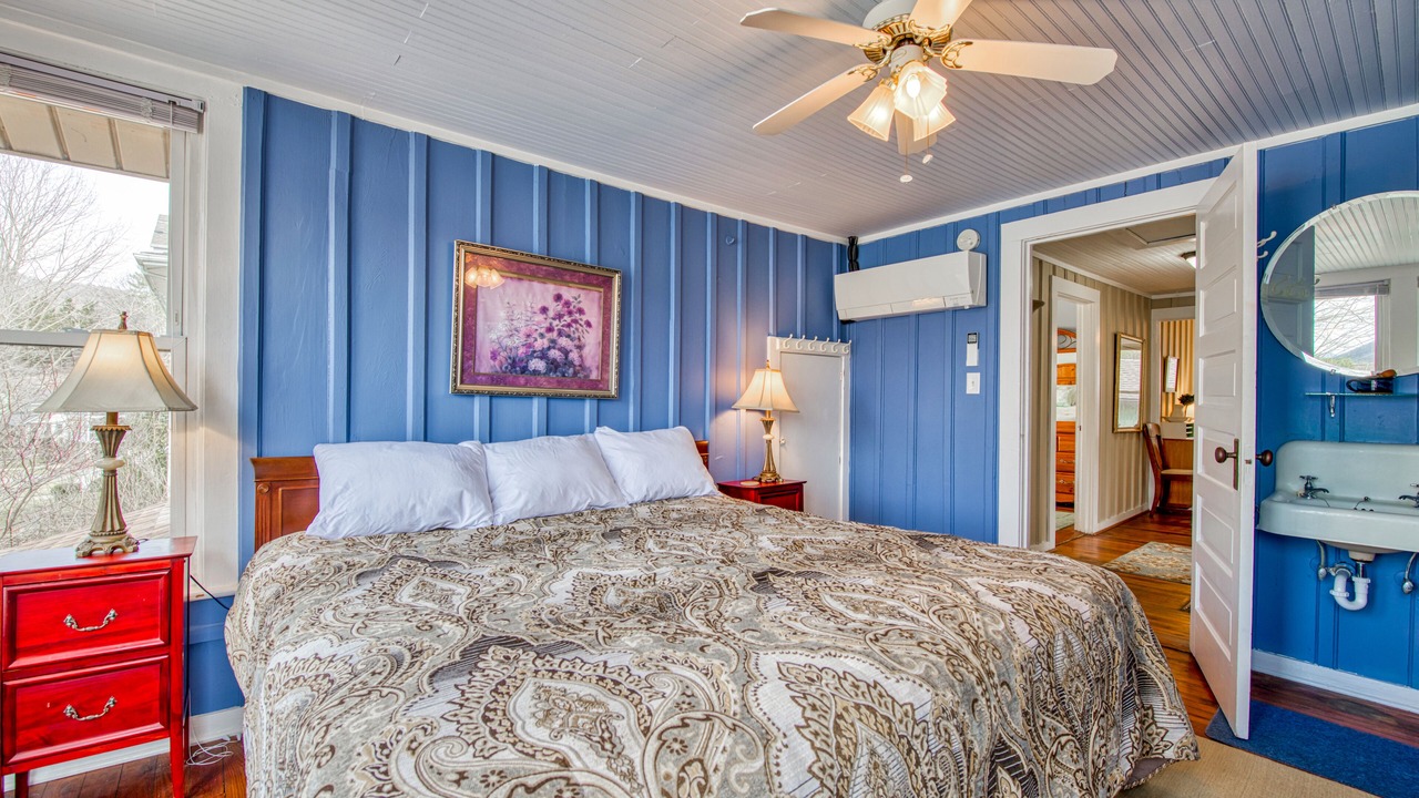 Photo of Bedroom in Lake Junaluska