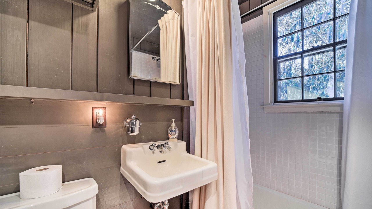 Photo of Bathroom in Mirror Lake