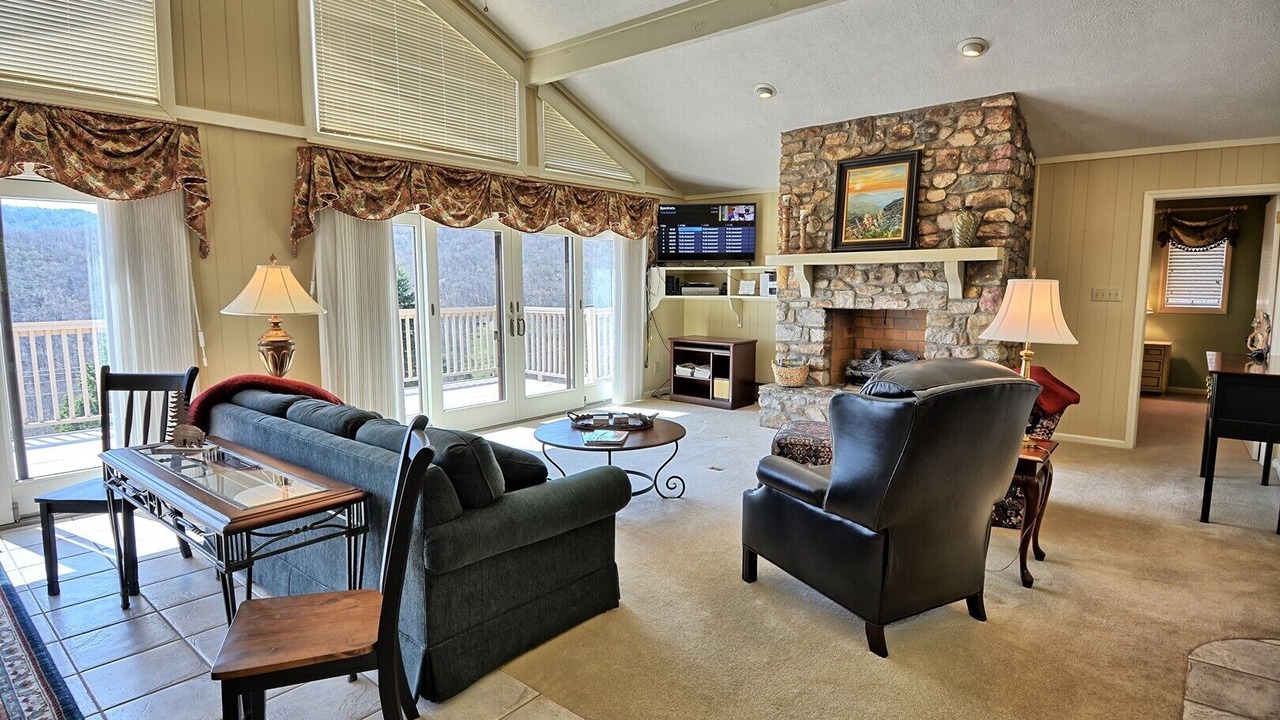 Photo of Livingroom in Seven Devils
