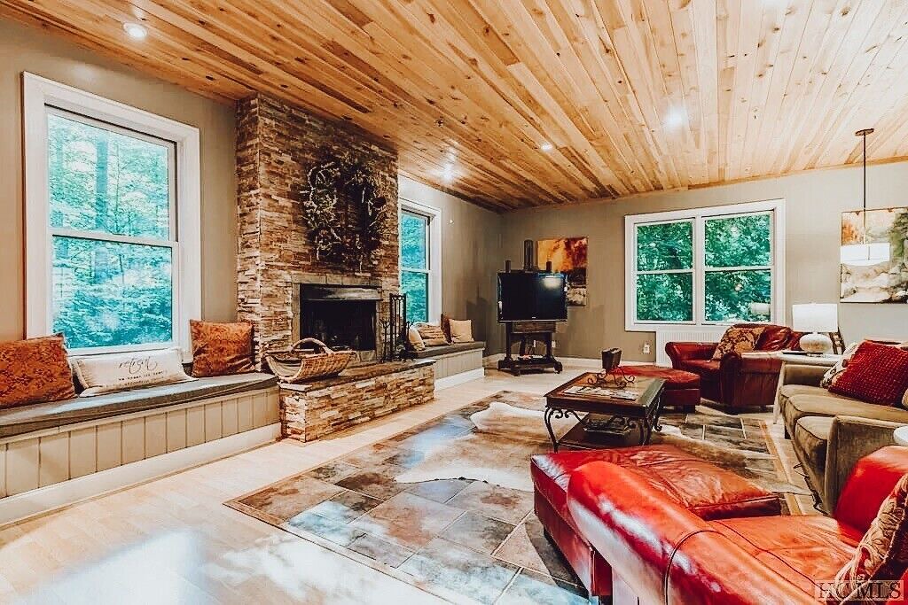 Photo of Livingroom in Scaly Mountain