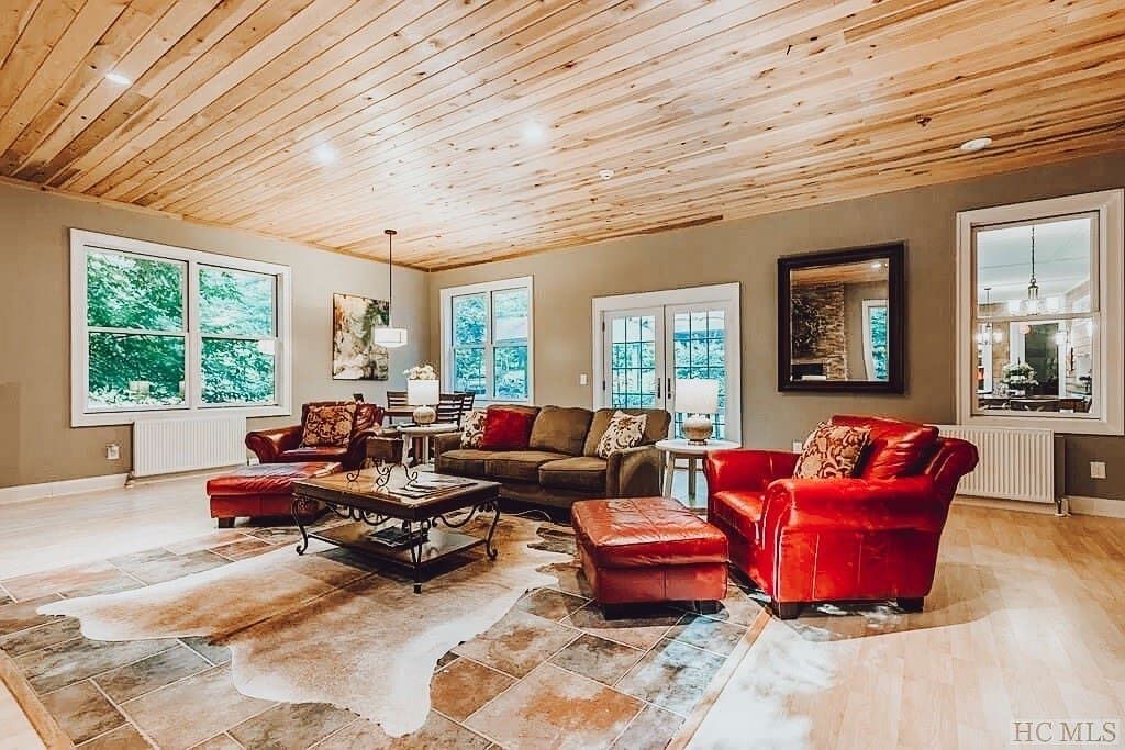 Photo of Livingroom in Scaly Mountain