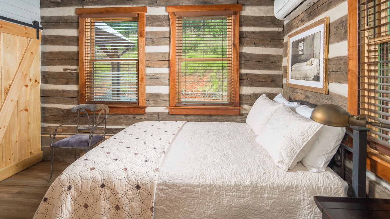 Photo of Bedroom in Lenoir