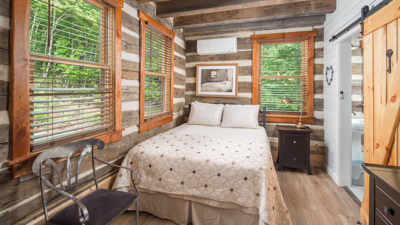 Photo of Bedroom in Lenoir