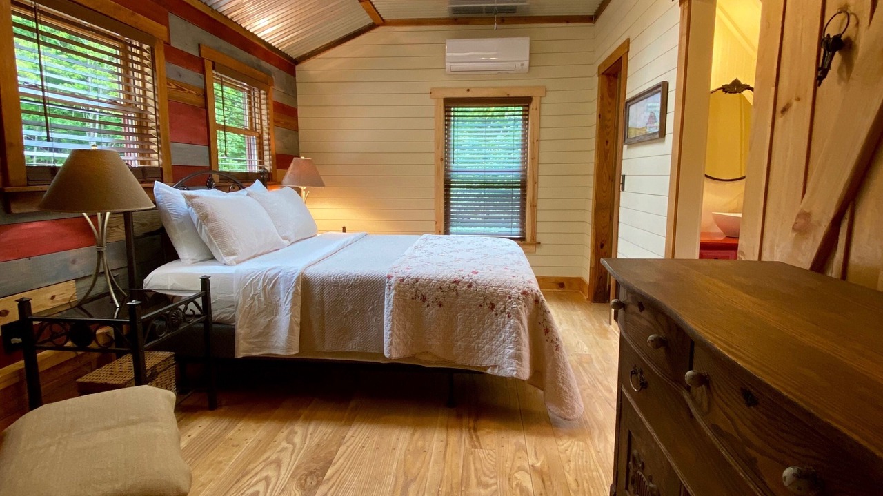 Photo of Bedroom in Lenoir