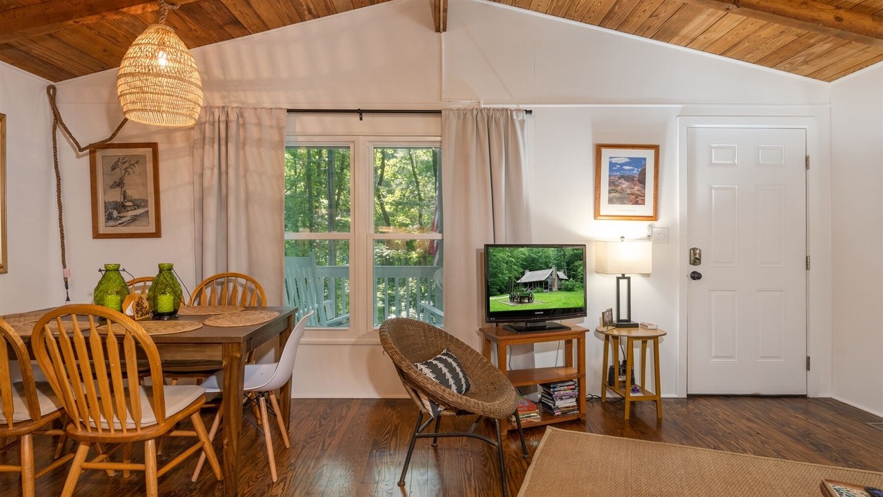 Photo of Livingroom in Cedar Mountain