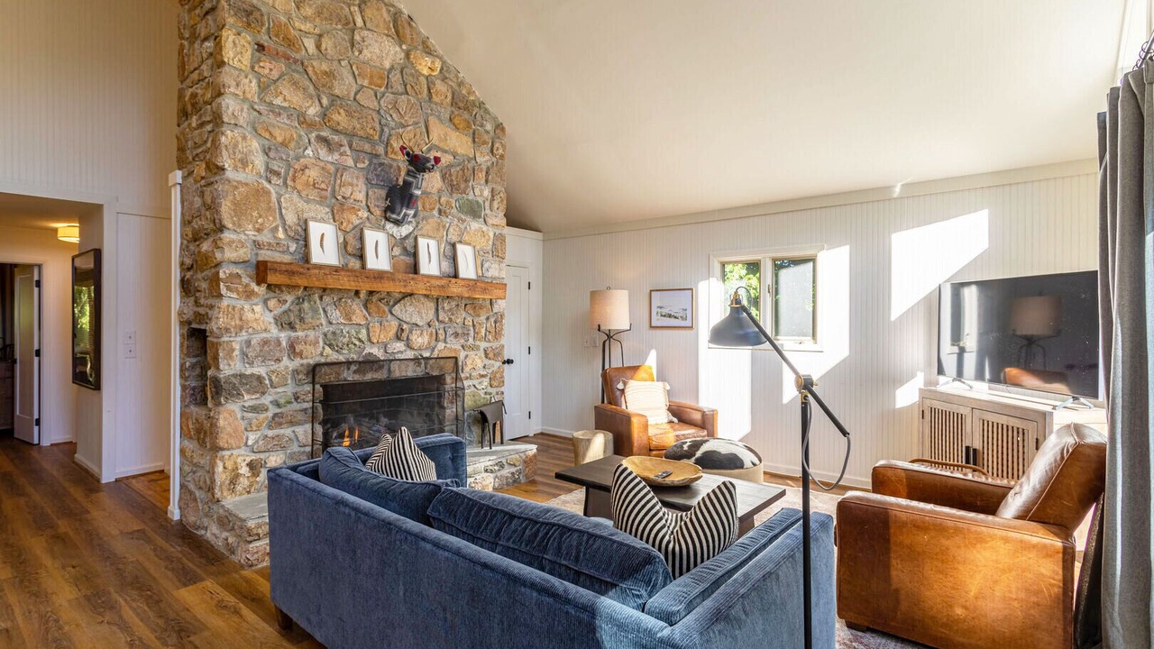 Photo of Livingroom in Seven Devils