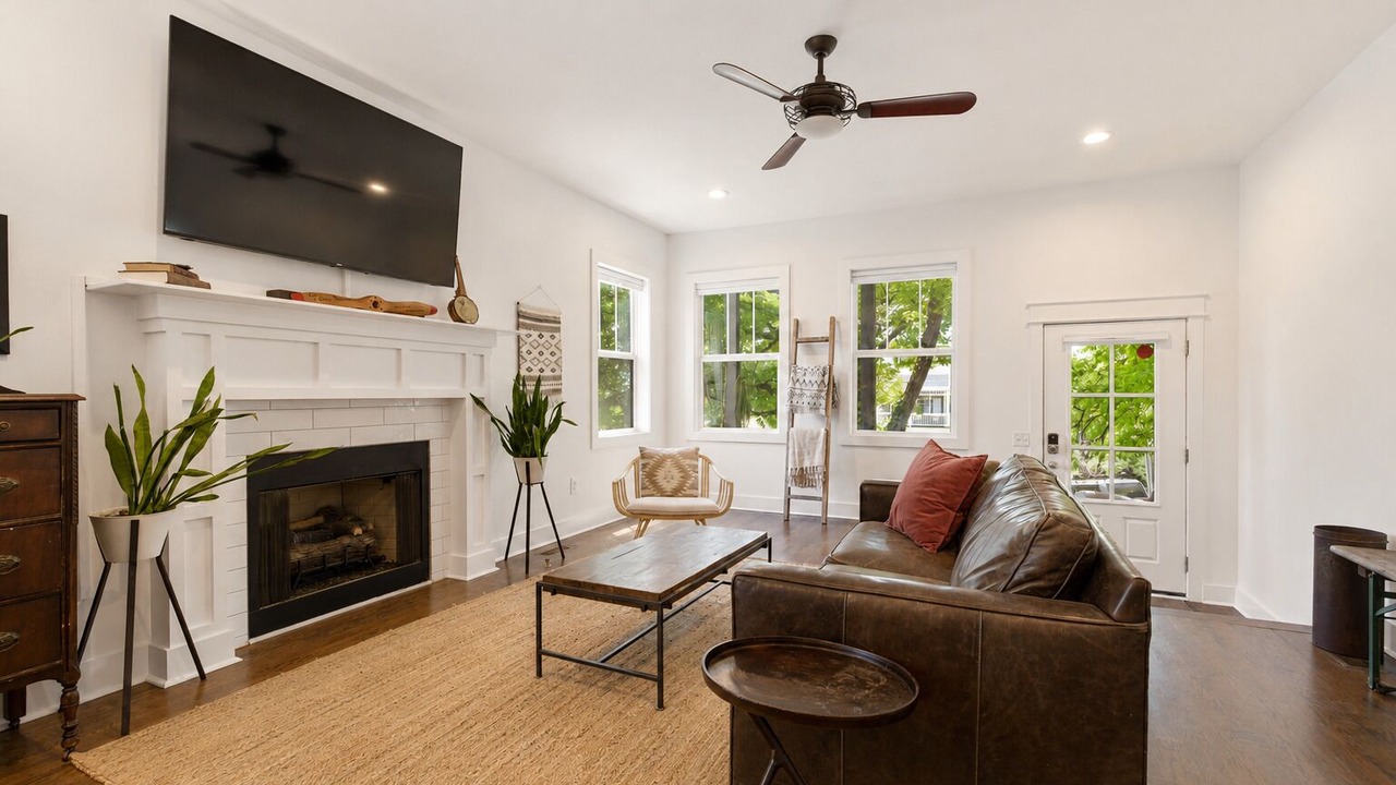 Photo of Livingroom in Belmont - Hillsboro