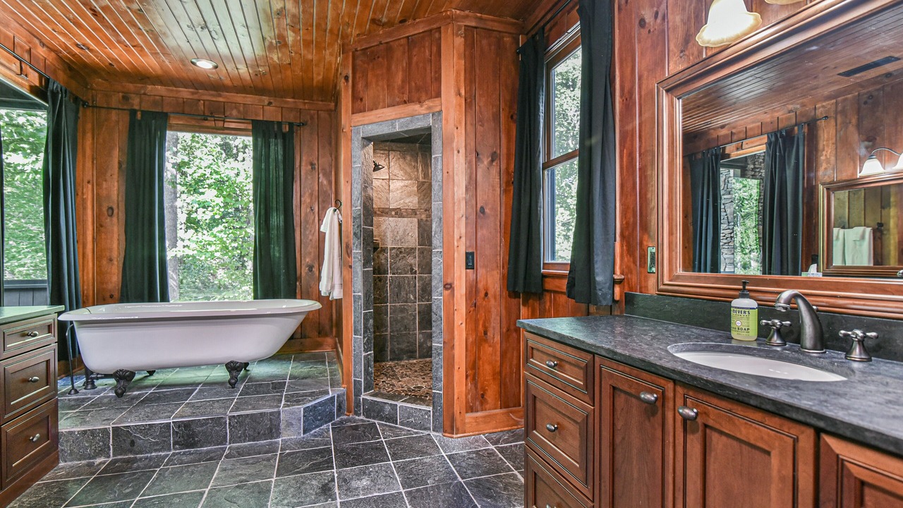 Photo of Bathroom in Gerton