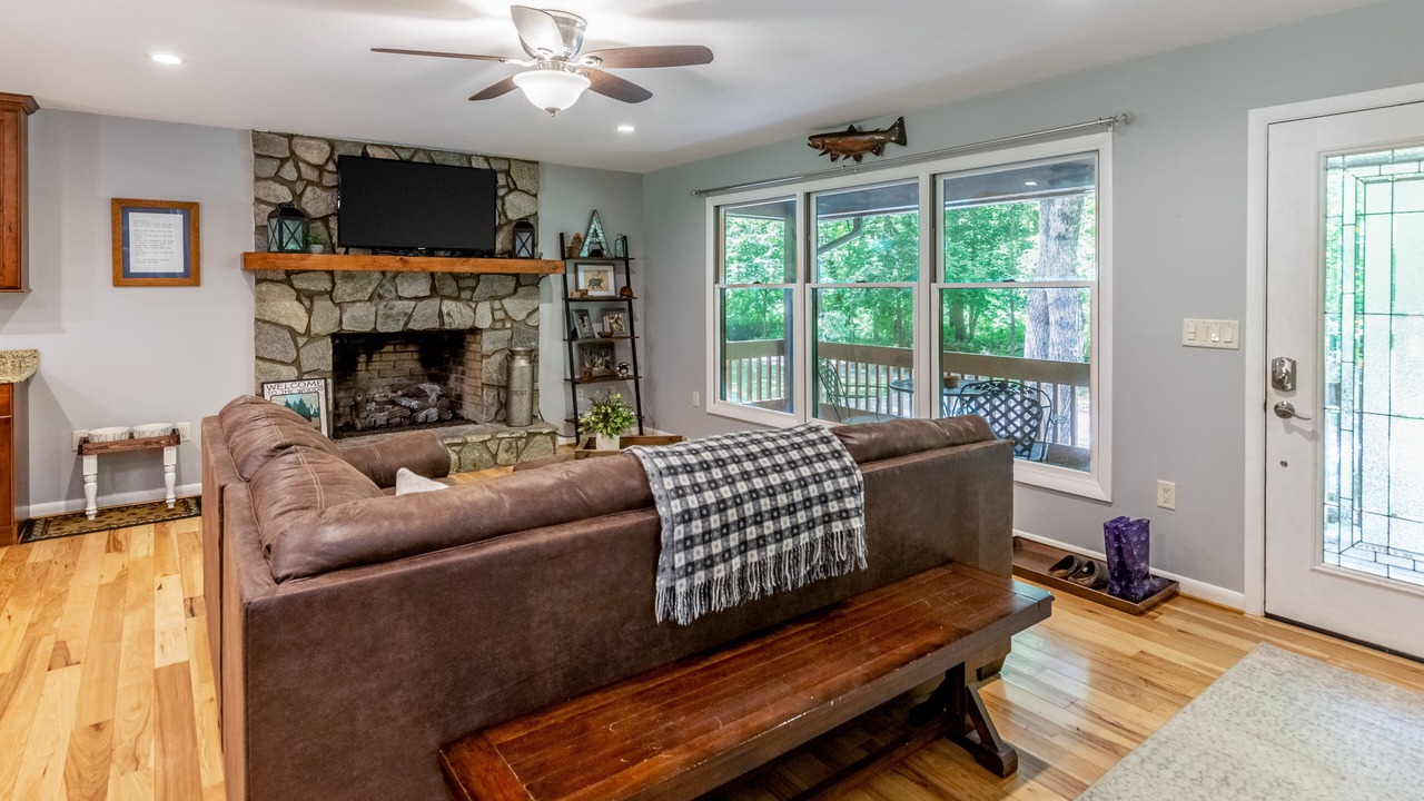 Photo of Livingroom in Cullowhee