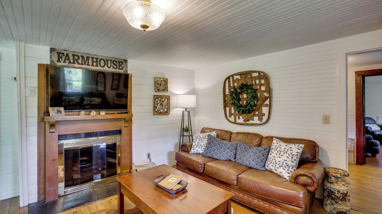 Photo of Livingroom in West Jefferson
