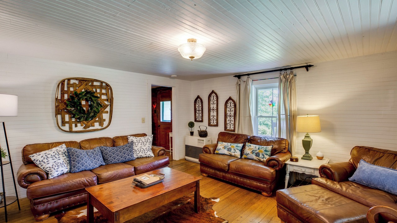 Photo of Livingroom in West Jefferson