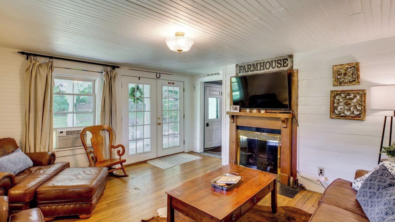 Photo of Livingroom in West Jefferson