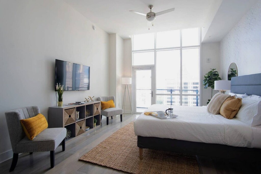 Photo of Livingroom in Charlotte Center City