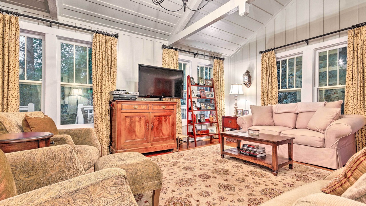 Photo of Livingroom in Mirror Lake